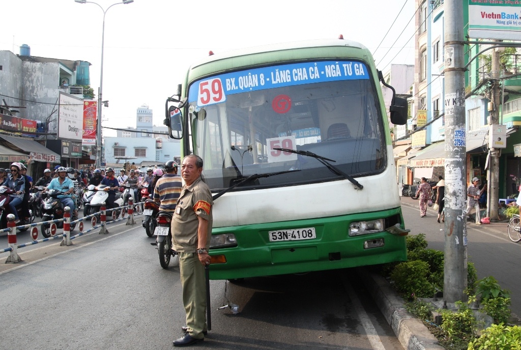 Xe buyt lao vao dam dong cho den do o Sai Gon hinh anh