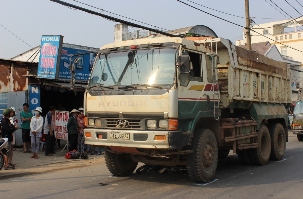 Mot ky su tu nan duoi banh xe ben hinh anh