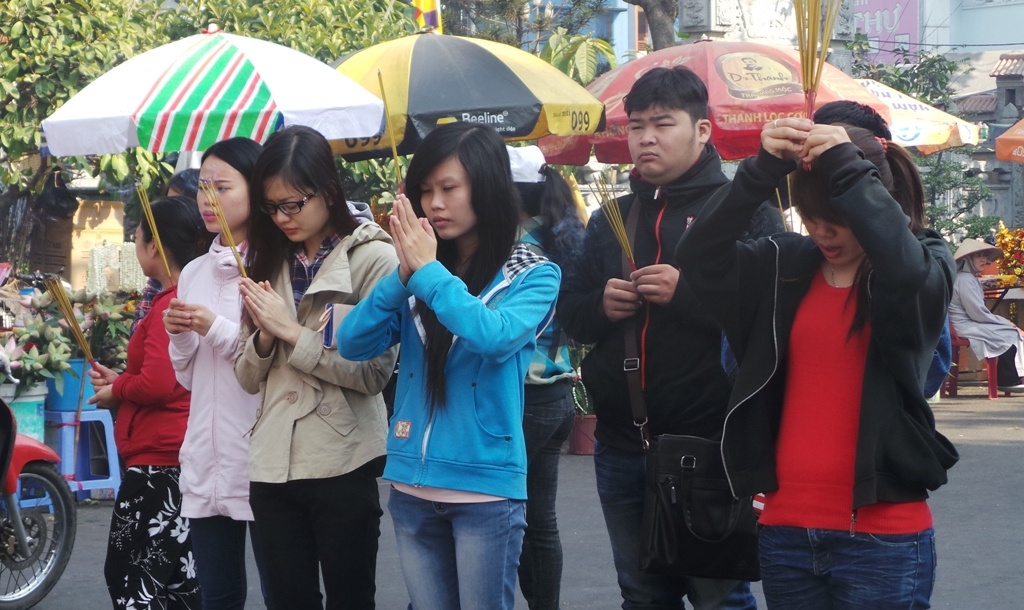 Tha chim phong sinh ram thang Gieng cau an o Sai Gon hinh anh