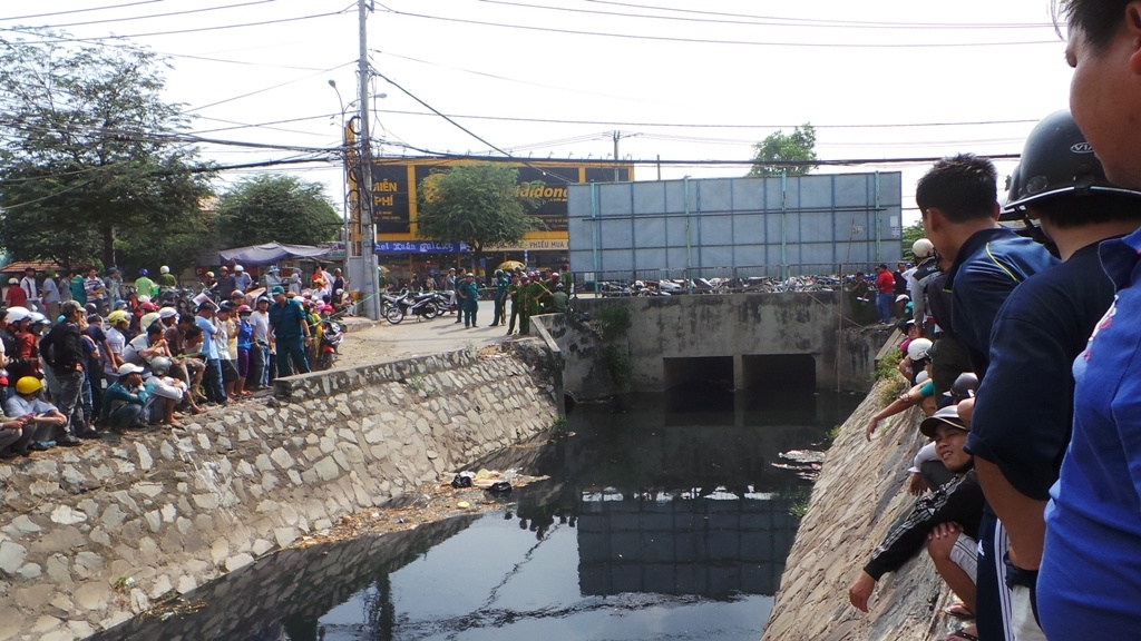 Hang tram nguoi xem vot canh tay troi duoi kenh o Sai Gon hinh anh