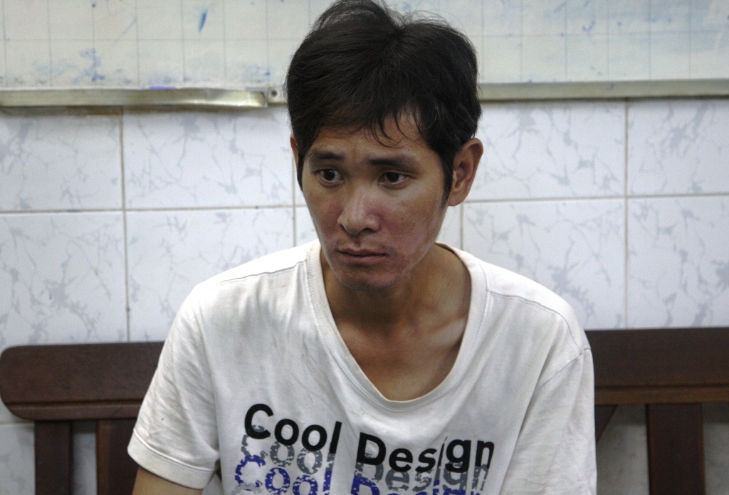 Lai oto tong thang vao 2 ten cuop o Sai Gon hinh anh