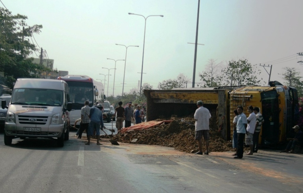 Xe ben cho da lat ngang tren duong, tai xe dap cua thoat nan hinh anh