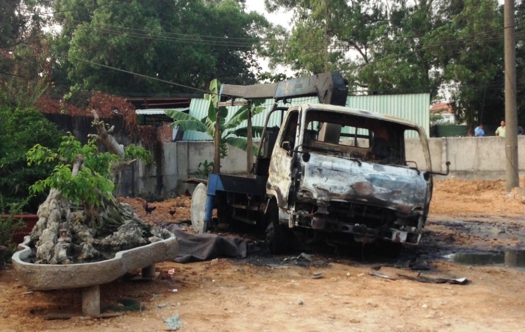 Bi dien giat, ca nguoi lan xe boc chay ngun ngut hinh anh