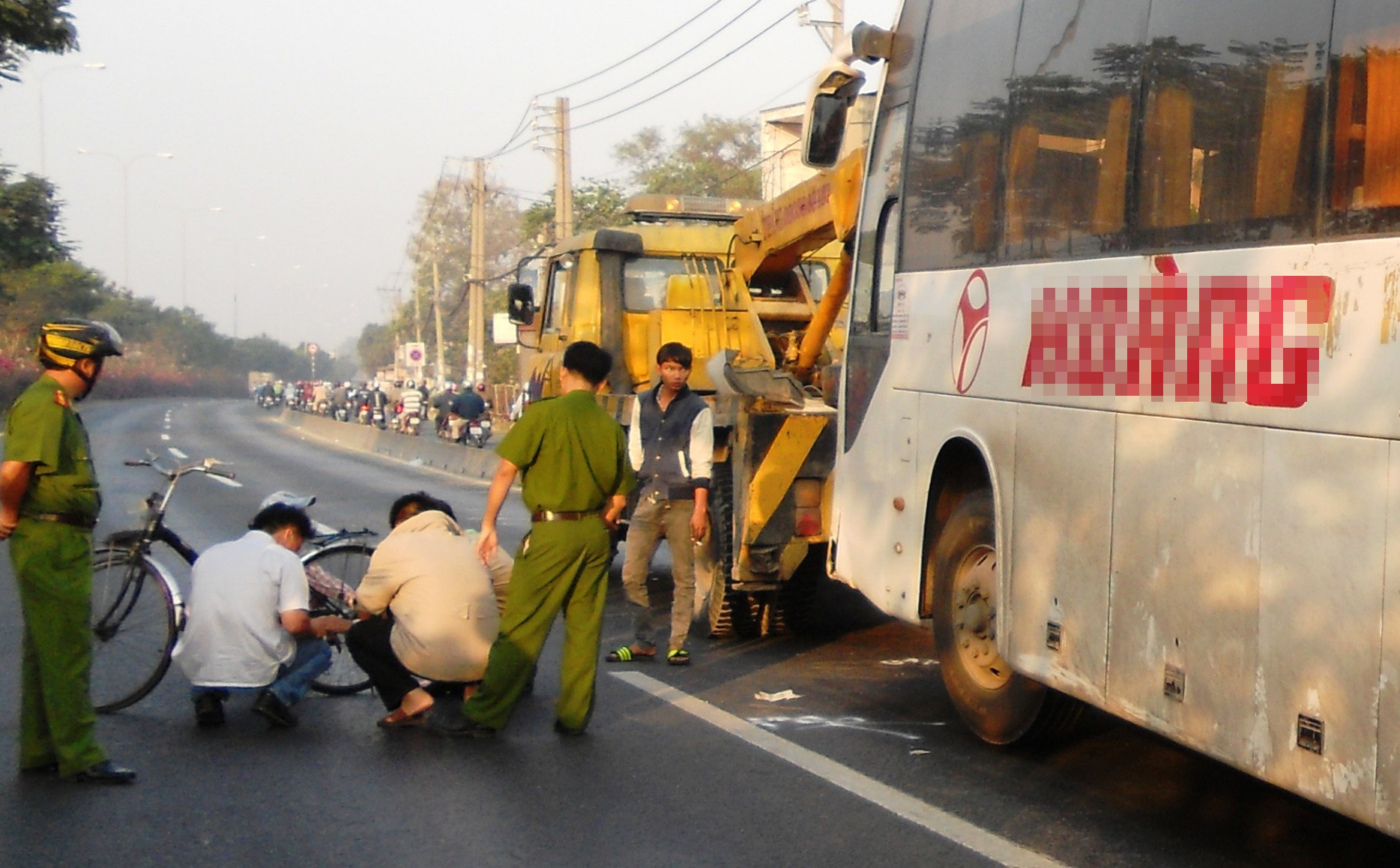Xe khach giuong nam tong chet nguoi nhat ve chai hinh anh