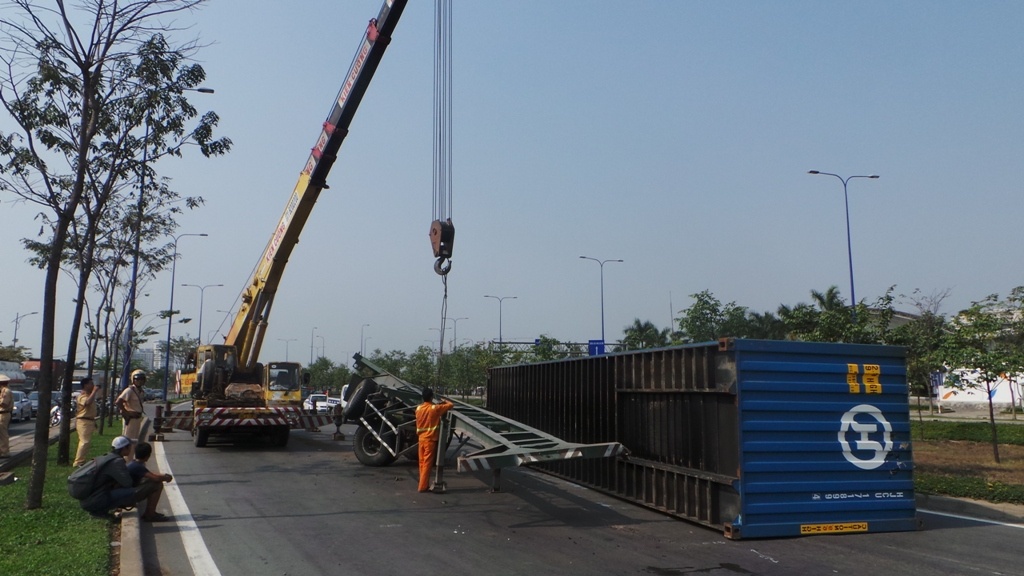 Thung hang container bat ngo lat giua dai lo hinh anh