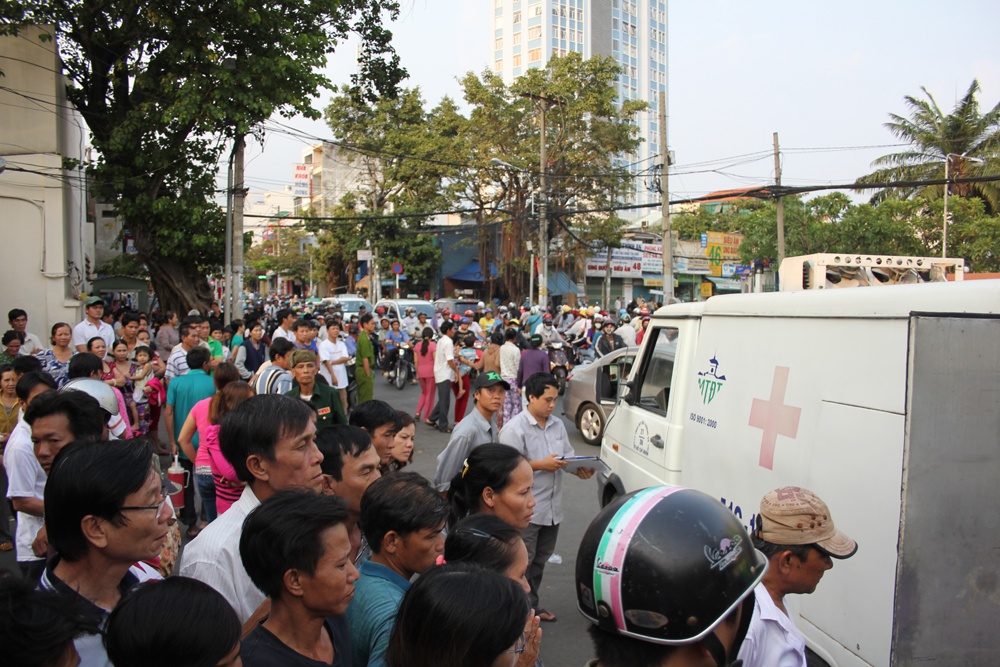 Nam thanh nien guc chet tren cau vuot o Sai Gon hinh anh