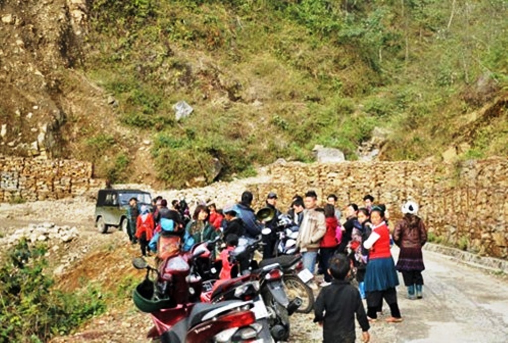 Nu sinh vien chet gan con suoi nghi do doi ret hinh anh