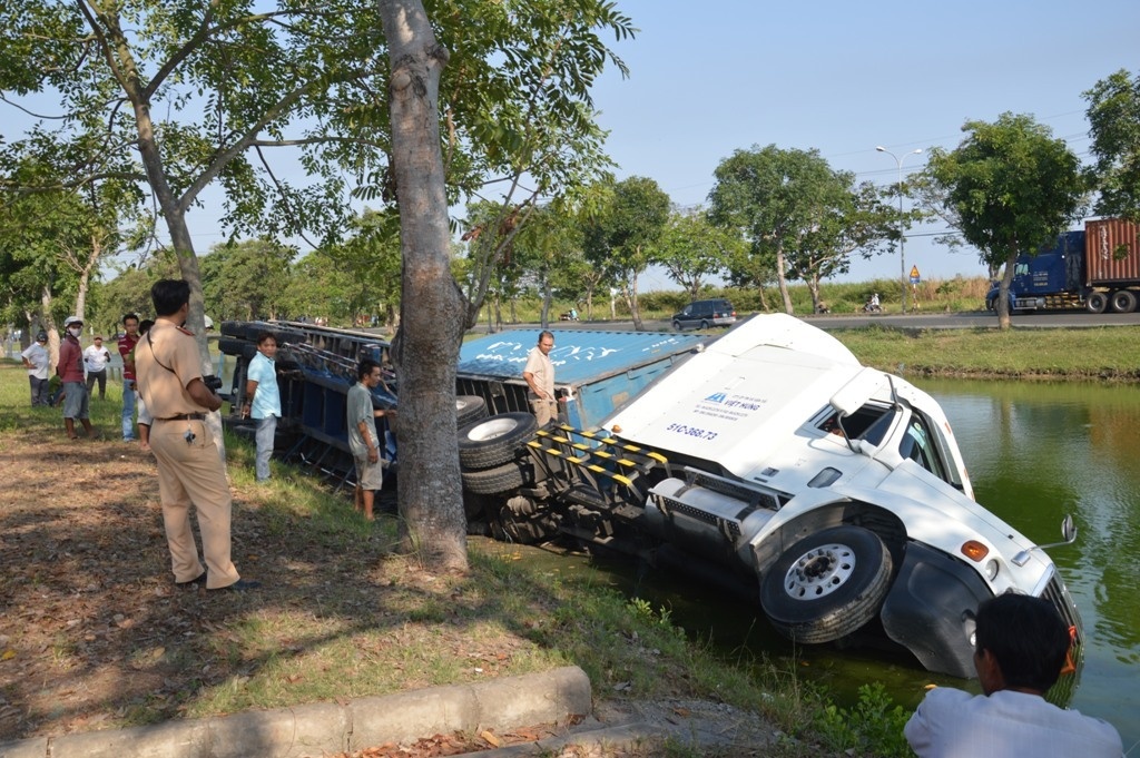 Xe dau keo lao xuong ao, tai xe dap cua boi vao bo hinh anh