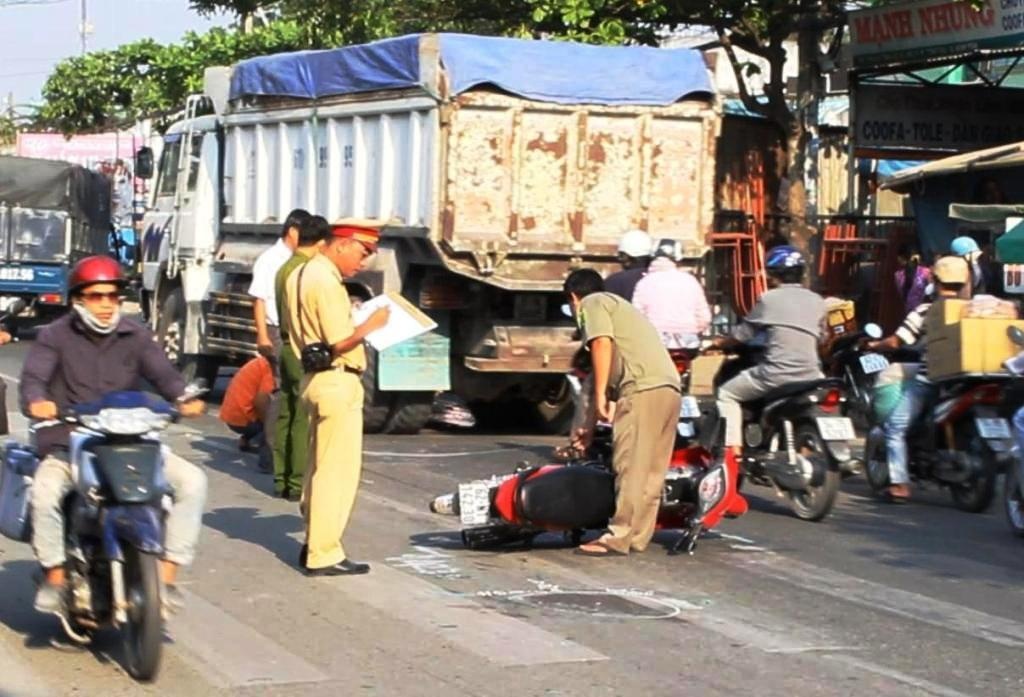 Va vao duoi xe tai, me chet, con trong thuong hinh anh