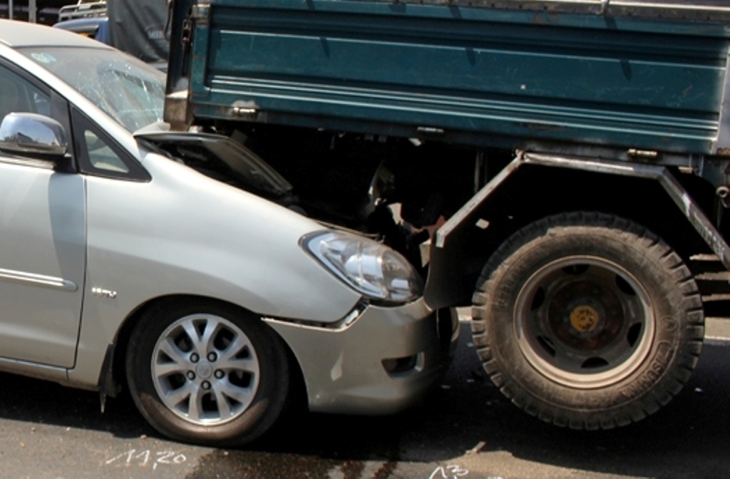 Tai nan lien hoan, o to 7 cho nhac xe tai len khoi mat dat hinh anh