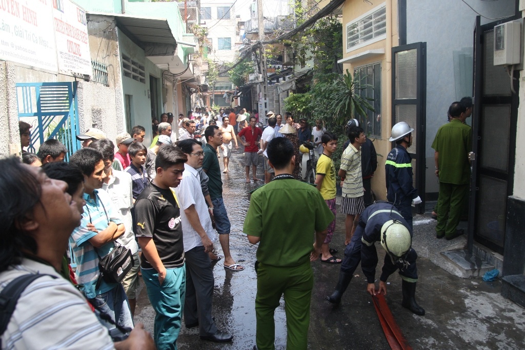 Ngon lua boc cao 5m trong hem o Sai Gon hinh anh