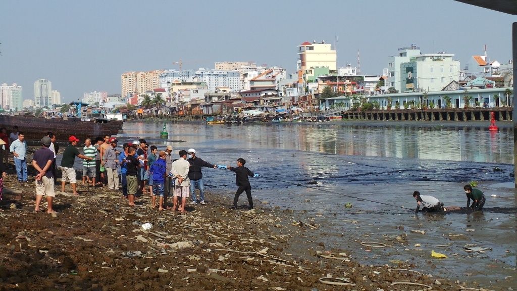 Hang tram nguoi chen lan xem thi the duoi kenh tai Sai Gon hinh anh