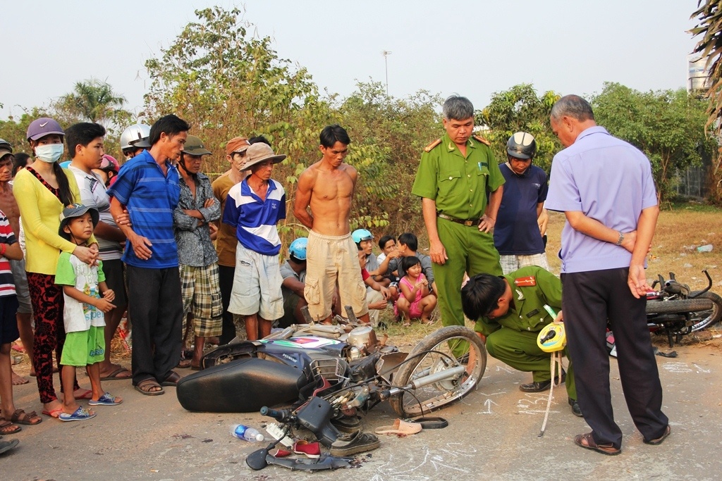 Xe may dau dau, mot nguoi chet, bon nguoi bi thuong hinh anh