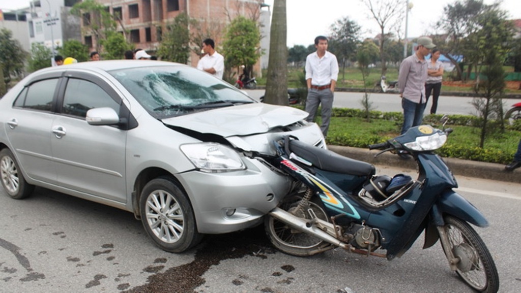 Oto ui bay xe may, hat nan nhan len nap capo hinh anh