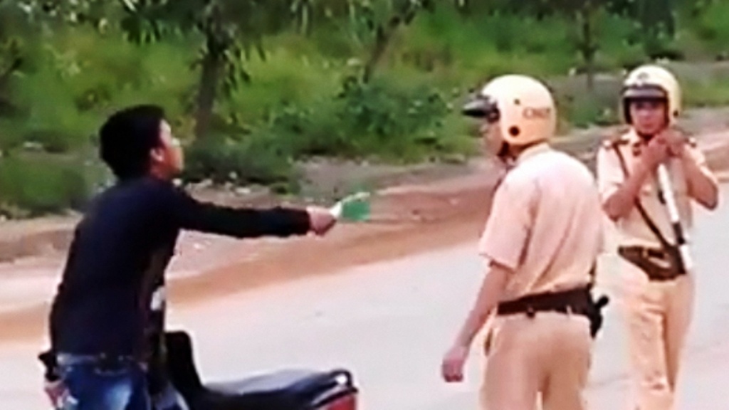 Pho cong an TP. Vinh bi toi pham lao thang xe vao nguoi hinh anh