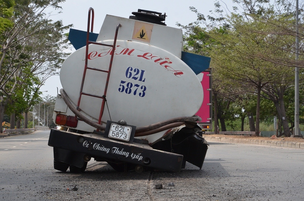 Xe bon cho hang ngan lit dau vang banh tren dai lo hinh anh