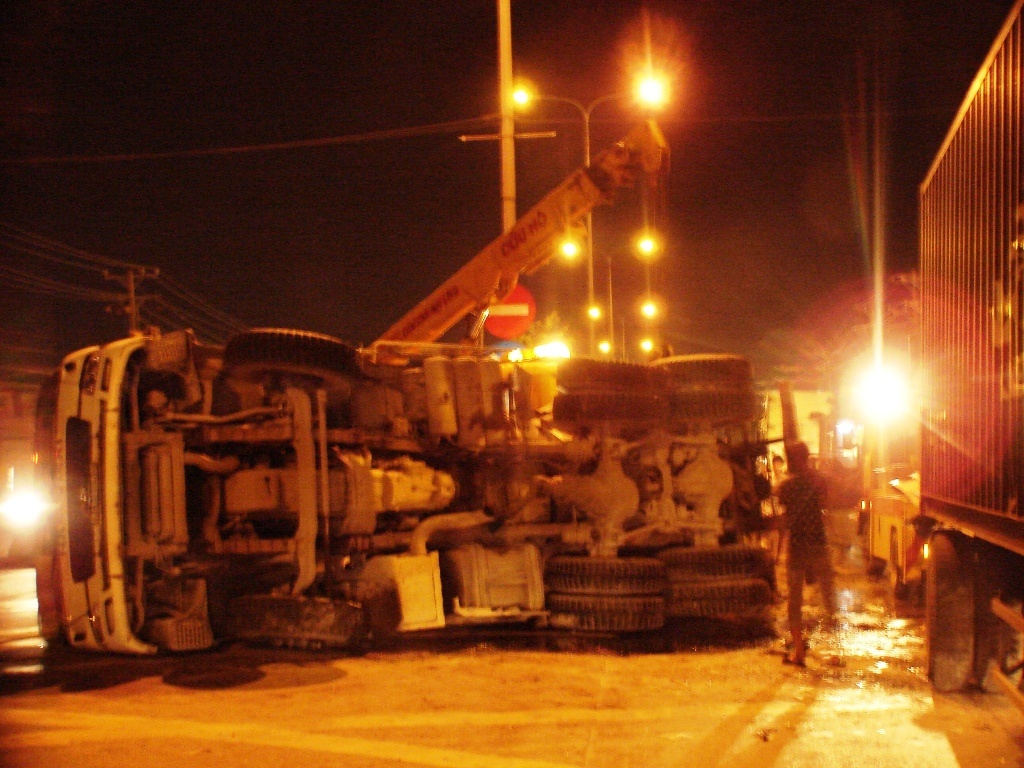 Xe dau keo tong lat xe bon chan ngang quoc lo hinh anh