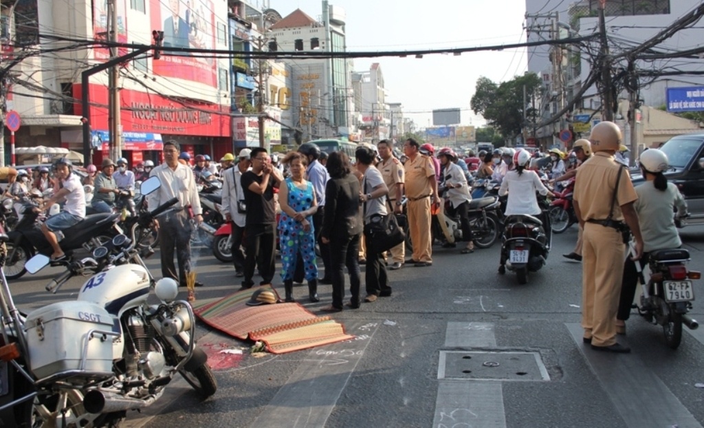 Me om xac con trai gao khoc giua duong pho Sai Gon hinh anh