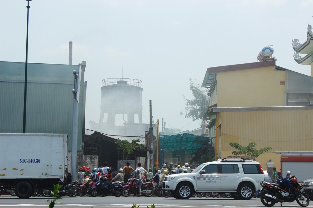 Chay kho vai, hang tram cong nhan thao chay giua trua hinh anh
