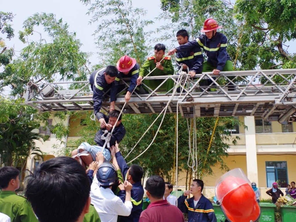 14 chien si cuu ho benh nhan tren cot den 25m hinh anh