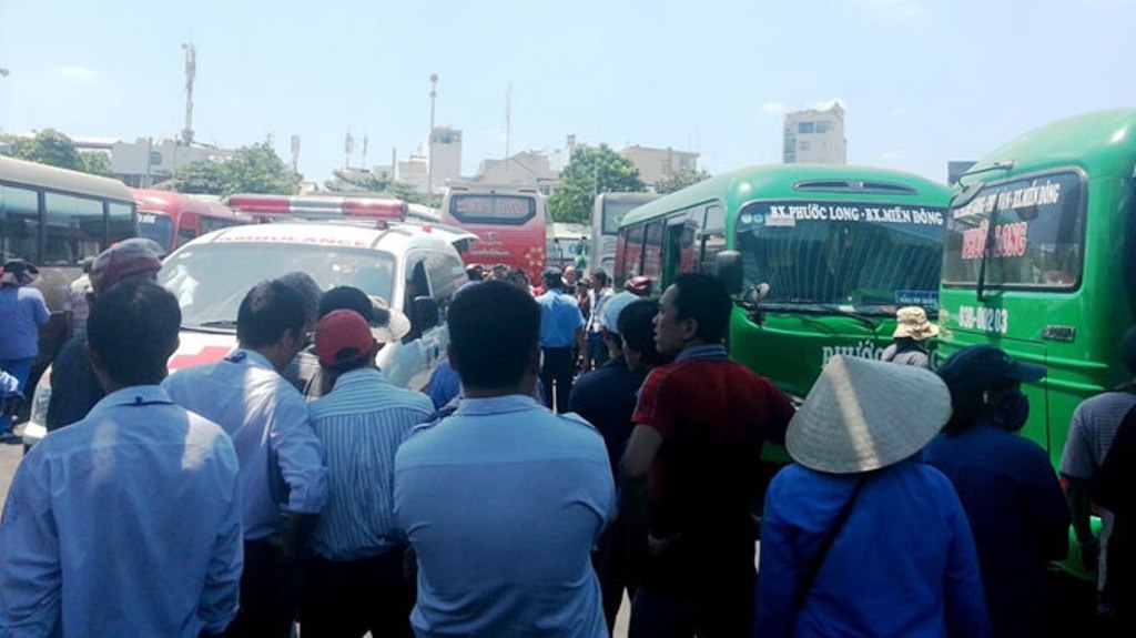 Mot nguoi dan ong dot tu tren xe khach o TP.HCM hinh anh