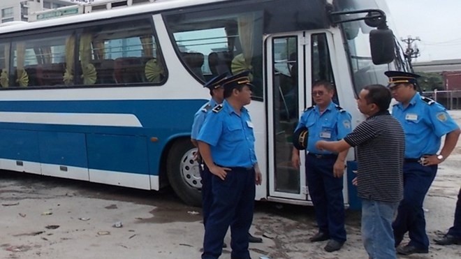 Tai xe bat hanh khach quy xin loi roi danh trong thuong hinh anh