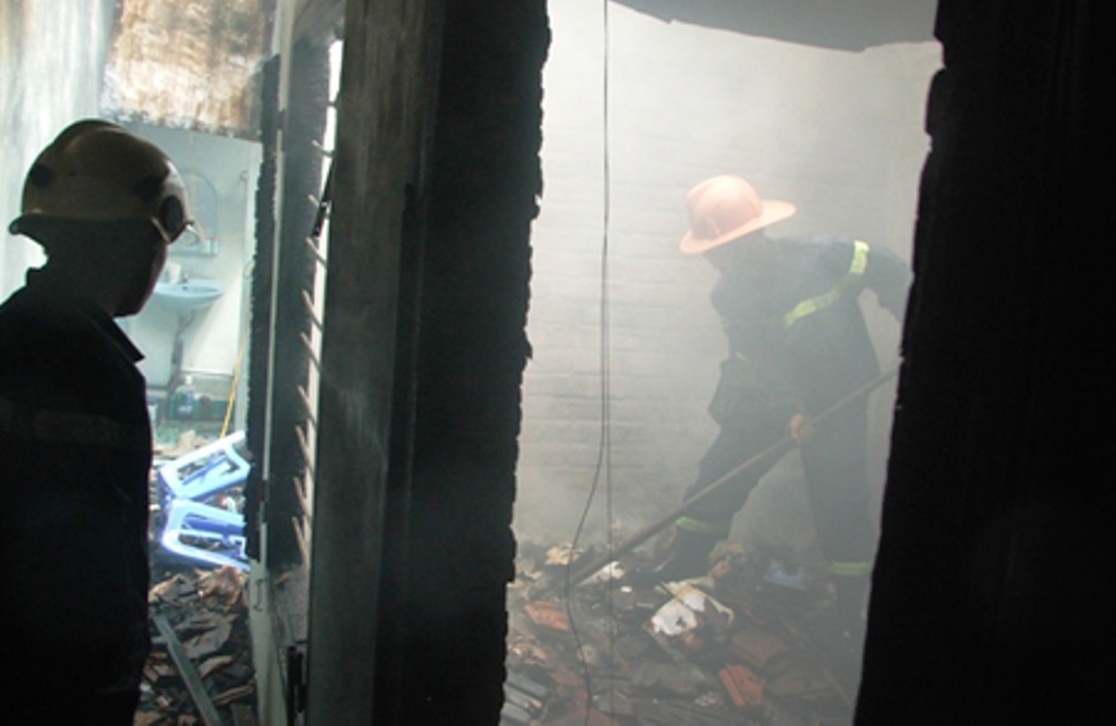 Chay nha vang chu, tien trong tu bi dot thanh tro hinh anh