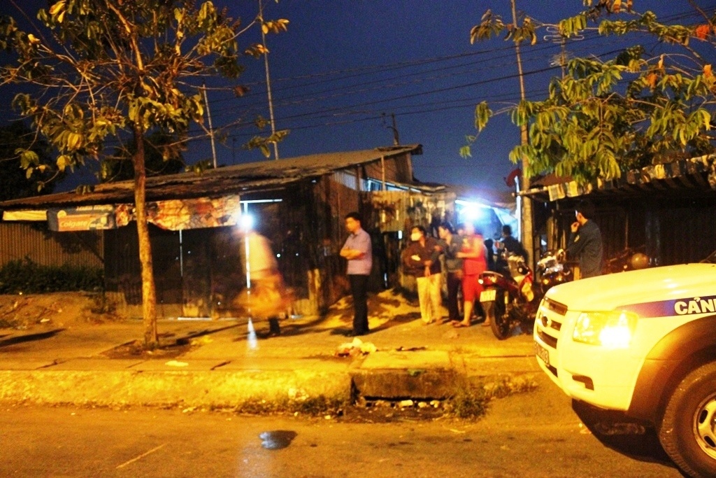 Nguoi dan ong bi dam nhieu nhat trong tiem tap hoa o Sai Gon hinh anh