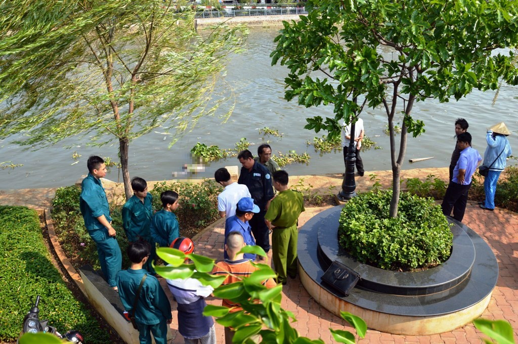 Lai phat hien xac nguoi dang phan huy troi tren kenh Tau Hu hinh anh