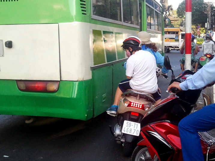 Xe buyt dan hang, ep xe may tren duong o Sai Gon hinh anh