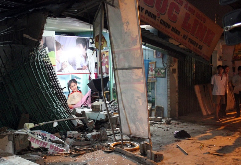 Xe ben ui sap nha dan giua khuya, 3 nguoi thoat chet hinh anh