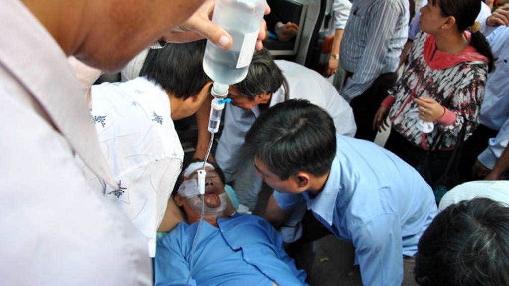 4 can bo, giao vien bi dong nghiep tat axit nguy kich hinh anh