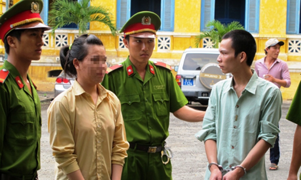 Chi giu em gai 8 tuoi cho chong cuong buc hinh anh