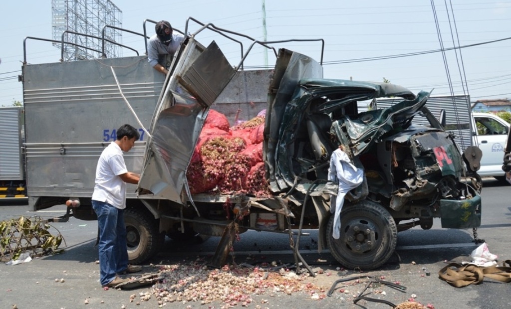 Be trai lop 1 dut lia ban chan sau tai nan xe tai o TP.HCM hinh anh