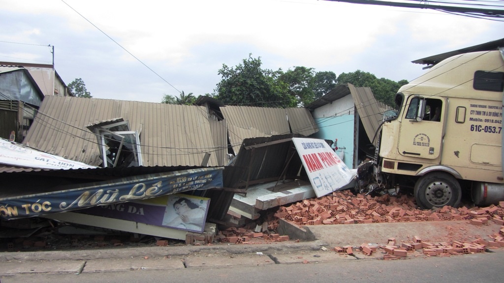 Xe dau keo tong sap ba ngoi nha, 9 nguoi thoat chet hinh anh