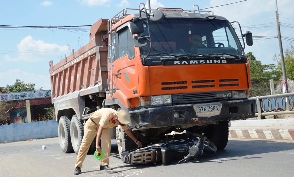 Ca nha bi xe ben cuon vao gam van may man thoat chet hinh anh