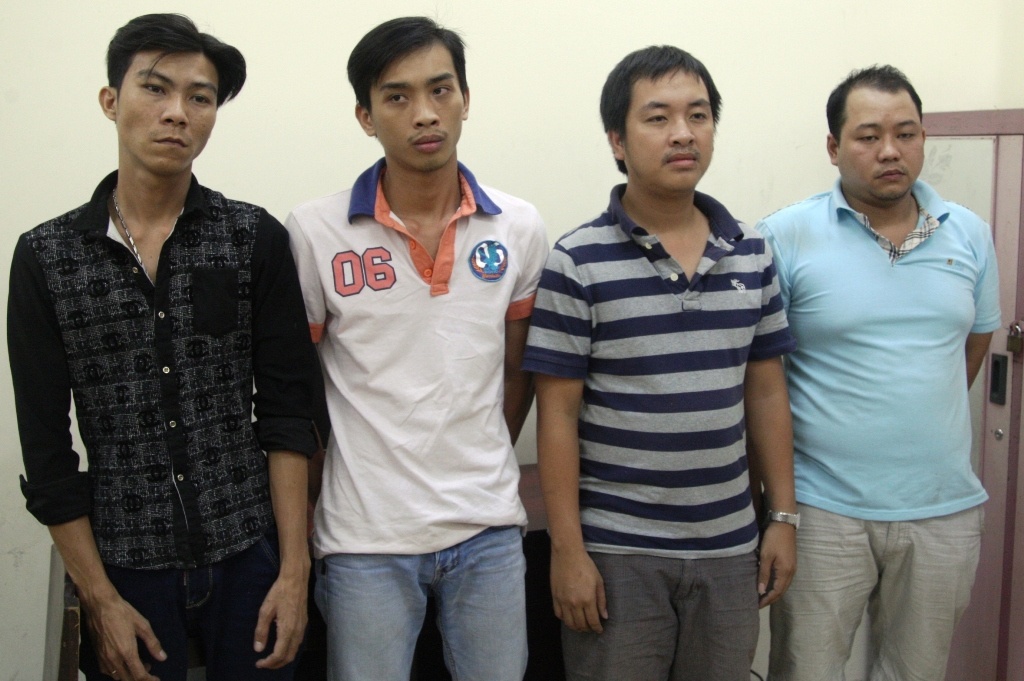 Bốn đối tượng bắt giữ anh Phát để đòi tiền cá độ tại cơ quan công an.