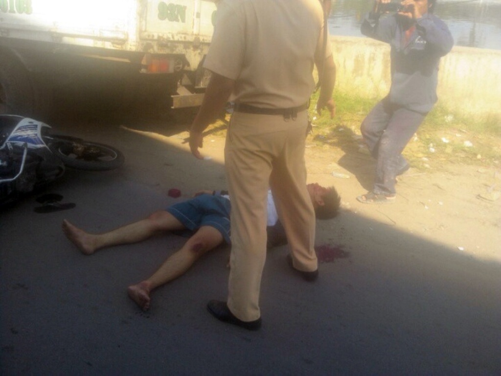 CSGT bi to dap xe may khien nam thanh nien bat tinh hinh anh