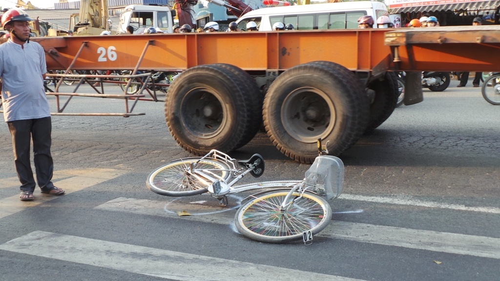 Hoc sinh lop 6 bi xe dau keo can tu vong hinh anh