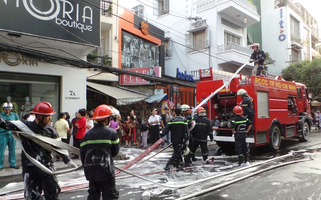 Các chiến sĩ PCCC triển khai công tác dập lửa.