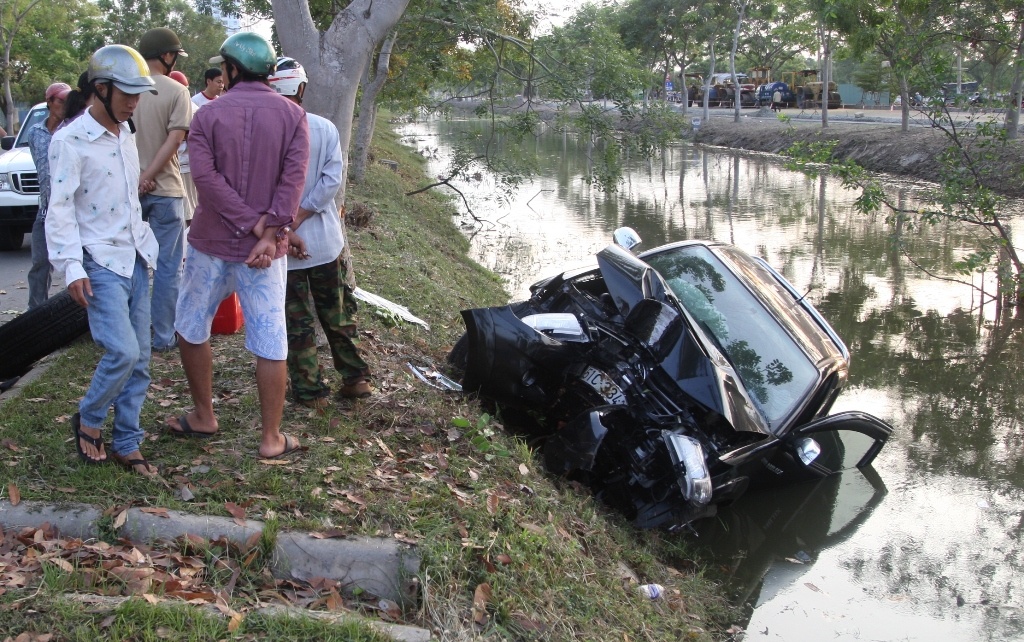 Vụ tai nạn xảy ra lúc 2h sáng ngày 1/4 trên đại lộ Nguyễn Văn Linh, đoạn gần cầu Mã Voi, xã Phong Phú, huyện Bình Chánh, TP.HCM.