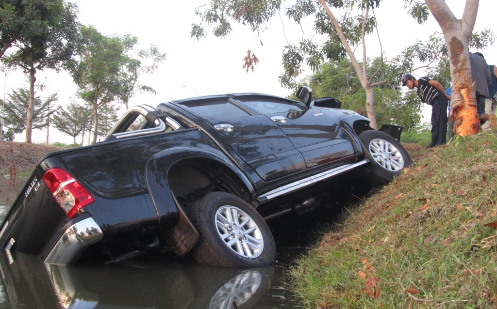 Thời điểm trên, anh Trần Chí Lập (25 tuổi, quê Quảng Nam) điều khiển ô tô bốn chỗ bán tải  chở ba người khác, trong đó có một phụ nữ lưu thông trên đại hộ Nguyễn Văn Linh, hướng từ trung tâm thành phố ra quốc lộ 1A.