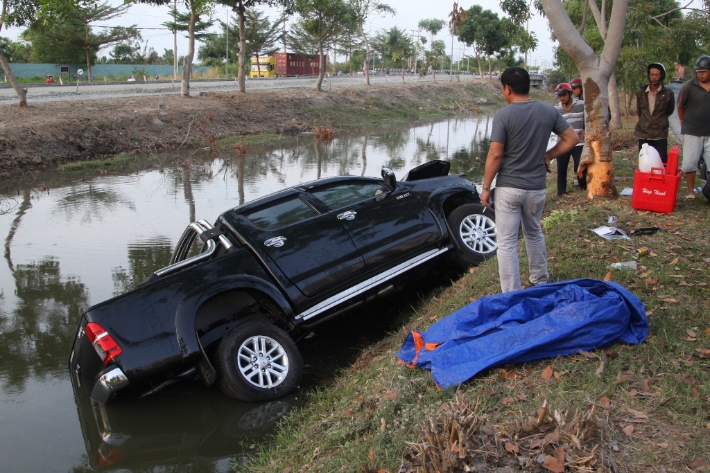 Nhiều người đi chợ Bình Điền vào sáng sớm cùng một tài xế nghe tiếng động lớn tù vụ tai nạn và tiếng kêu cứu của bốn người trong ô tô liền cùng nhau chạy đến cạy cửa xe đưa bốn người đi cấp cứu tại bệnh viện quận 7. Đến sáng cùng ngày, cả bốn người được chuyển sang bệnh viện Chợ Rẫy.