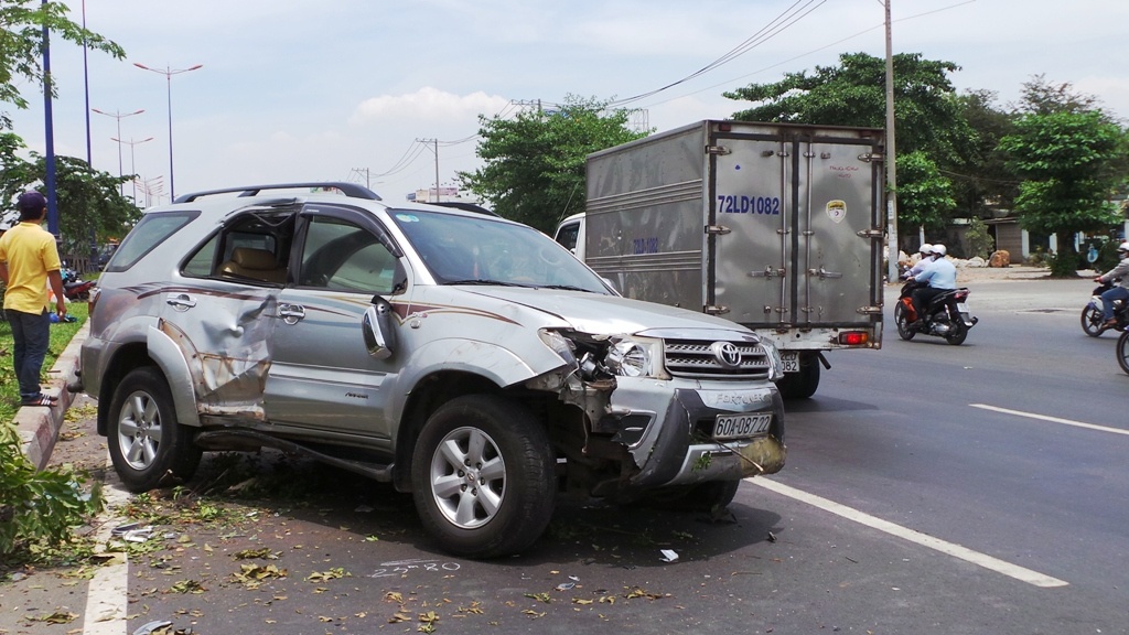 O to ‘dien’ lao len dai phan cach, tong 2 nguoi trong thuong hinh anh