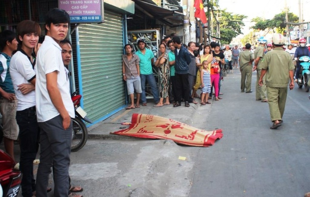 Un tac keo dai vi nam thanh nien chet bat thuong ben duong hinh anh