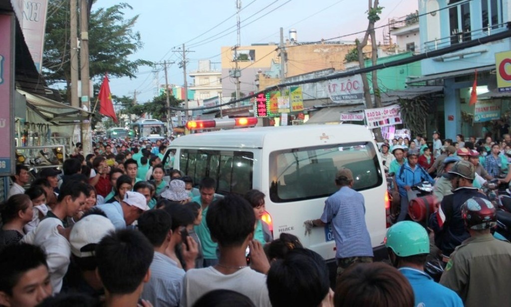 Hàng trăm người dân hiếu kì tập trung theo dõi vụ việc khiến giao thông gặp nhiều khó khăn.