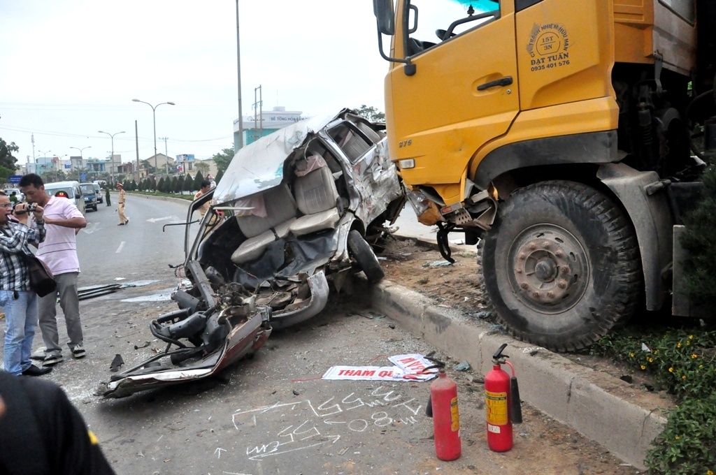 Xe tai tong nat xe khach, 12 nguoi trong thuong hinh anh