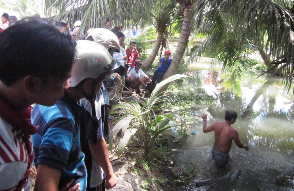 Thi the nguoi coi tran troi duoi kenh Lo Ngang hinh anh