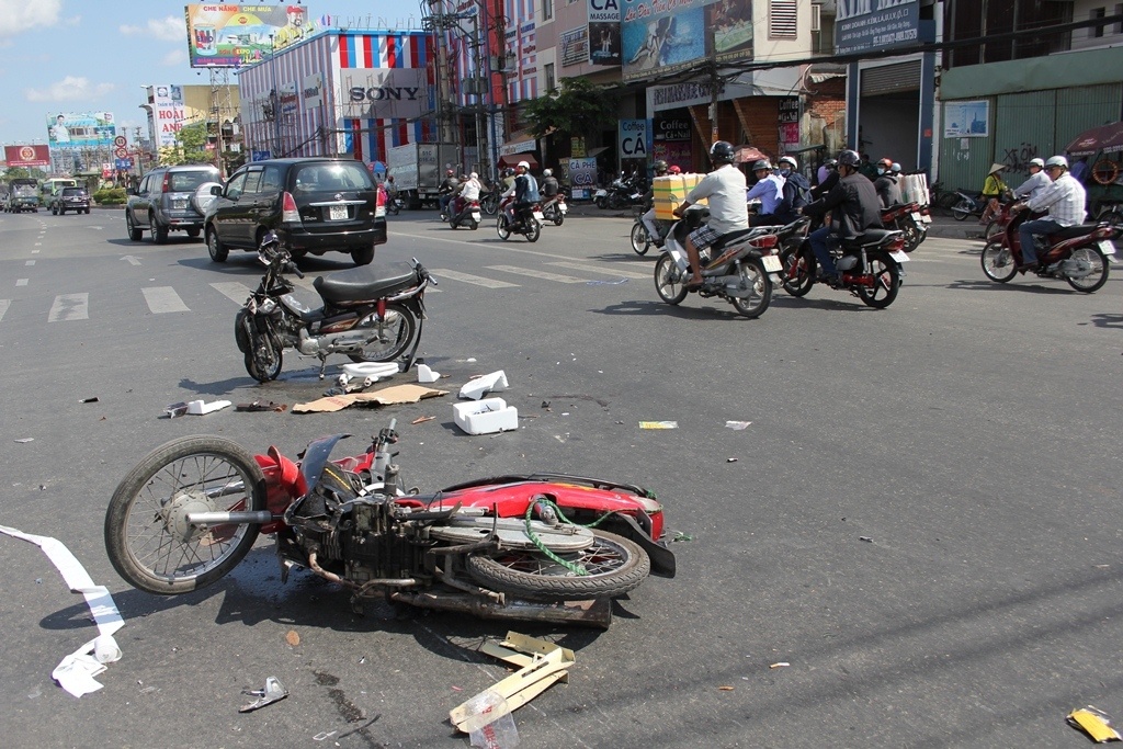 Nai thuoc la chay xe gay tai nan, dong bon den cuop hang hinh anh