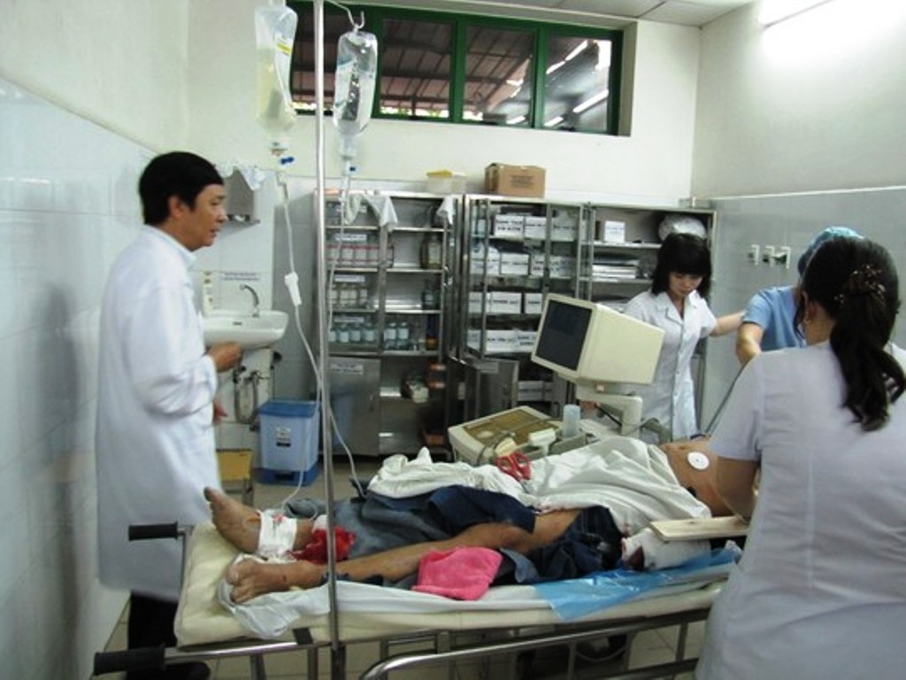 Cháu Trần Thị Nhật Yên (11 tuổi) - hành khách xe du lịch - bàng hoàng kể lại: “Cháu cùng mẹ đang ngồi ghế đoạn giữa xe thì nghe một tiếng va chạm kinh hoàng. Lúc này, cháu chỉ biết la khóc khi thấy mọi người bị thương la liệt. Rất may cháu và mẹ không bị thương. Tuy nhiên, anh trai cháu là Trần Ngọc Nhật Nam (học sinh lớp 7) bị thương nặng và đang được cấp cứu”. Hiện vụ tai nạn giao thông đang được cơ quan chức năng làm rõ.